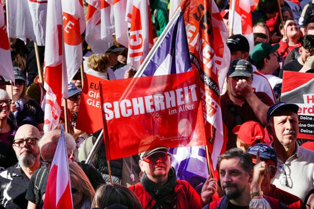 DGB-Protesttag gegen die Reformvorhaben der Bundesregierung im sozialen Bereich, aufgenommen in Essen (Foto vom 26.09.2026). Die Proteste richten sich unter anderem gegen eine drohende Abschaffung des Acht-Stunden-Tages, die Attestpflicht ab dem ersten Krankheitstag, hoehere Zuzahlungen fuer Versicherte im Gesundheitsbereich, ein schrittweises Steigen des Renteneintrittsalters, schlechtere Bedingungen fuer Altersteilzeit und die Streichung der abschlagsfreien Rente nach 45 Versicherungsjahren. Laut DGB gingen in 15 Staedten deutschlandweit Tausende Menschen auf die Strasse. (Siehe epd-Meldung vom 26.09.2026) EDITORIAL USE ONLY