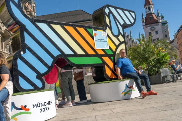 Münchner Olympia-Bewerbung erfolgreich, München wird deutscher Olympia-Bewerber, Olympia-Maskottchen Dackel Waldi auf dem Marienplatz, München, 26. September 2026 Deutschland, München, 26. September 2026, Münchner Olympia-Bewerbung erfolgreich, München wird deutscher Olympia-Bewerber, Olympia-Maskottchen Dackel Waldi auf dem Marienplatz, Münchner Olympia-Bewerbung mit drei Meter hohem Riesen-Dackel, Marienplatz, Entscheidung des Deutschen Olympischen Sportbunds DOSB für München als Austragungsort der Olympiade 2036, 2040 oder 20244, Sport, Bayern
