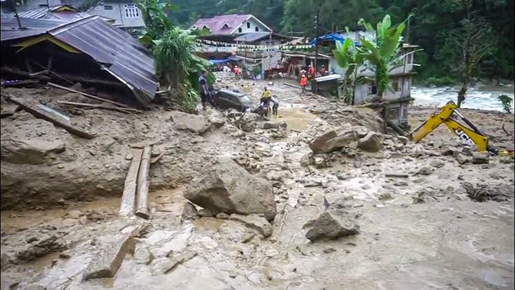 RECORD DATE NOT STATED Excavator, Locals Amid Massive Debris Field After Landslide in Sikkim™s Rimbi Sikkim, Sep 26 (ANI): An excavator and local residents stand amid a massive mud debris field after incessant heavy rainfall triggered a major landslide in Rimbi village under the Yuksom-Tashiding constituency on Saturday. (ANI Video Grab) Sikkim India Copyright: xANIx ANI_20260926166