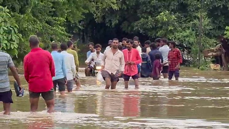 RECORD DATE NOT STATED Residents Wade Through Knee Deep Floodwaters as Kharun River Overflows in Raipur Raipur, Sep 26 (ANI): Local residents wade through knee-deep floodwaters after the Kharun River overflowed into nearby residential areas following continuous heavy rainfall during the last 24 hours, in Raipur on Saturday. (ANI Video Grab) Raipur Chattishgarh India Copyright: xANIx ANI_20260926212