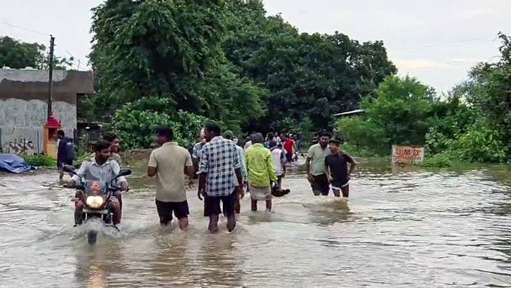 RECORD DATE NOT STATED Residents Wade Through Knee Deep Floodwaters as Kharun River Overflows in Raipur Raipur, Sep 26 (ANI): Local residents wade through knee-deep floodwaters after the Kharun River overflowed into nearby residential areas following continuous heavy rainfall during the last 24 hours, in Raipur on Saturday. (ANI Video Grab) Raipur Chattishgarh India Copyright: xANIx ANI_20260926214