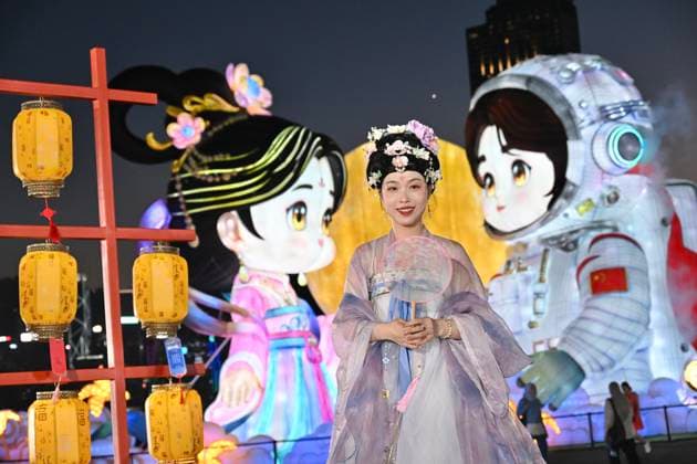 RECORD DATE NOT STATED Hong Kong daily life A performer in traditional Hanfu attire posing photo in Hung Hom New Waterfront the day after the Mid-Autumn Festival on September 26, 2026 in Hong Kong. (Photo by Kobe Li Nexpher Images) Hong Kong