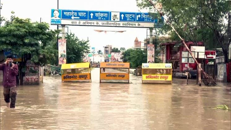 RECORD DATE NOT STATED Man Wades Through Waterlogged Street as Kharun River Overflows in Raipur Raipur, Sep 26 (ANI): A man wades through a waterlogged street near police barricades after the Kharun River overflowed following incessant heavy rainfall, in Raipur on Saturday. (ANI Video Grab) Raipur Chattishgarh India Copyright: xANIx ANI_20260926260