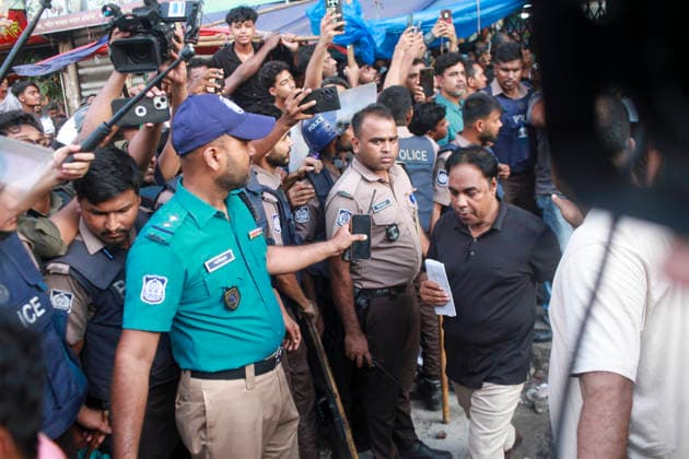 September 26, 2026, Dhaka, Dhaka, Bangladesh: Police detain more than 100 people from the headquarters of the Jatiya Samajtantrik Dal (JSD) in Dhaka, Bangladesh, on September 26, 2026, on suspicion of being leaders and activists of the Awami League, whose activities are currently banned in Bangladesh. Dhaka Bangladesh - ZUMAj163 20260926_zip_j163_023 Copyright: xAbuxSufianxJewelx