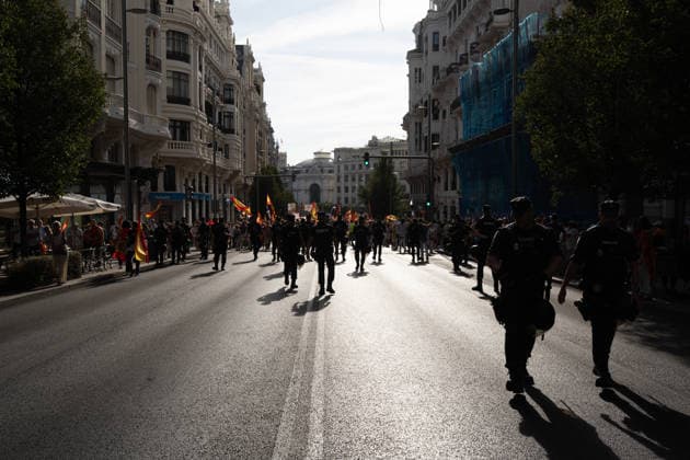 IPA88996371 - MADRID, SPAIN. SEPTEMBER 26, 2026. Demonstrators wave Spanish flags and hold banners during a protest in central Madrid against the government of Spanish Prime Minister Pedro Sanchez. The demonstration, organized by Sociedad Civil Espanola and supported by the Partido Popular (PP) and Vox, called for early general elections and criticized the government™s handling of the migration crisis in Ceuta. The march began at Plaza de Cibeles and ended in the Moncloa area. According to Madrid™s Government Delegation, approximately 20,000 people attended the demonstration.  Copyright: xFrancescoxMilitelloxMirtox xx IPA88996371