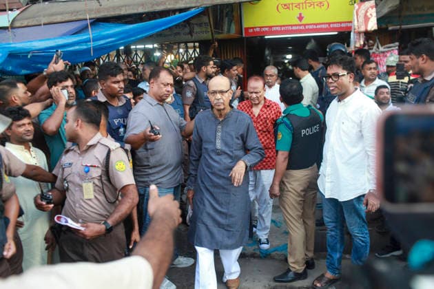 September 26, 2026, Dhaka, Dhaka, Bangladesh: Police detain more than 100 people from the headquarters of the Jatiya Samajtantrik Dal (JSD) in Dhaka, Bangladesh, on September 26, 2026, on suspicion of being leaders and activists of the Awami League, whose activities are currently banned in Bangladesh. Dhaka Bangladesh - ZUMAj163 20260926_zip_j163_030 Copyright: xAbuxSufianxJewelx