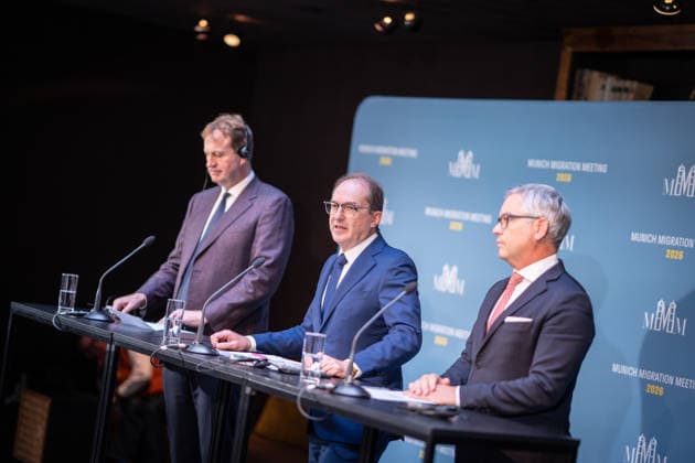 Jim O™Callaghan, Innenminister der Republik Irland und EU-Ratspräsidentschaft, Alexander Dobrindt, deutscher Bundesminister des Innern, Magnus Brunner, EU-Kommissar für Inneres und Migration (von links) beim Auftaktstatement;2. Munich Migration Meeting Treffen der Europäischen Minister zur Umsetzung der Migrationswende, München Bayern Deutschland Hotel Bayerischer Hof
