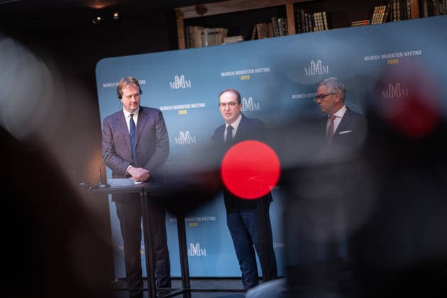 Jim O™Callaghan, Innenminister der Republik Irland und EU-Ratspräsidentschaft, Alexander Dobrindt, deutscher Bundesminister des Innern, Magnus Brunner, EU-Kommissar für Inneres und Migration (von links) beim Auftaktstatement;2. Munich Migration Meeting Treffen der Europäischen Minister zur Umsetzung der Migrationswende, München Bayern Deutschland Hotel Bayerischer Hof