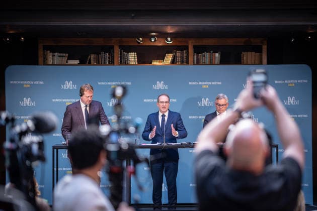 Jim O™Callaghan, Innenminister der Republik Irland und EU-Ratspräsidentschaft, Alexander Dobrindt, deutscher Bundesminister des Innern, Magnus Brunner, EU-Kommissar für Inneres und Migration (von links) beim Auftaktstatement;2. Munich Migration Meeting Treffen der Europäischen Minister zur Umsetzung der Migrationswende, München Bayern Deutschland Hotel Bayerischer Hof