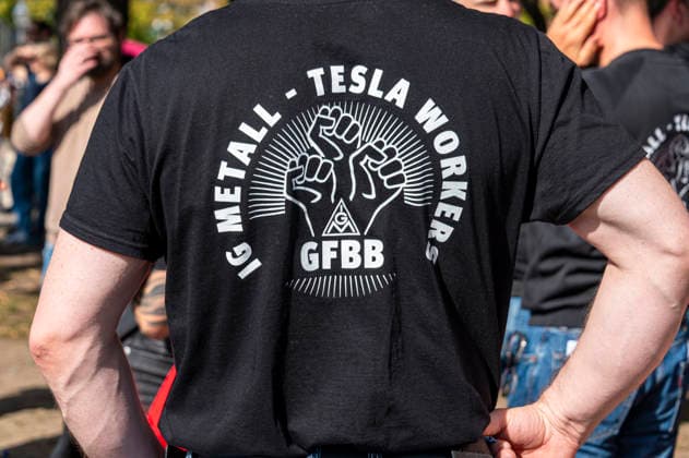 Sozialproteste des DGB EUR, Deutschland, Berlin, 26.09.2026: Mitarbeiter von TESLA - Es reicht für Alle und Merz muss weg! - Plakate , Transparente, Sprüche gegen den Sozialabbau der Bundesregierung. Sozialleistungen kürzen, Bundesweite Sozialproteste des DGB und seiner Mitgliedsgewerkschaften unter dem Motto Hart verdient! Deine Arbeit.Deine Gesundheit. Deine Rente.