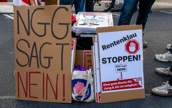 Sozialproteste des DGB EUR, Deutschland, Berlin, 26.09.2026: Es reicht für Alle und Merz muss weg! - Plakate , Transparente, Sprüche gegen den Sozialabbau der Bundesregierung. Sozialleistungen kürzen, Bundesweite Sozialproteste des DGB und seiner Mitgliedsgewerkschaften unter dem Motto Hart verdient! Deine Arbeit.Deine Gesundheit. Deine Rente.