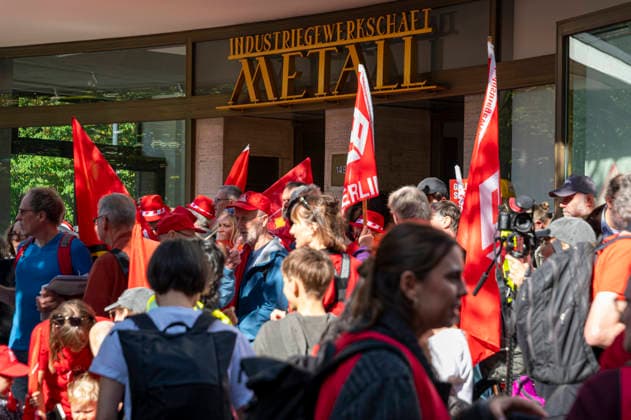 Sozialproteste des DGB EUR, Deutschland, Berlin, 26.09.2026: Es reicht für Alle und Merz muss weg! - Plakate , Transparente, Sprüche gegen den Sozialabbau der Bundesregierung. Sozialleistungen kürzen, Bundesweite Sozialproteste des DGB und seiner Mitgliedsgewerkschaften unter dem Motto Hart verdient! Deine Arbeit.Deine Gesundheit. Deine Rente.