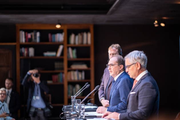 Jim O™Callaghan, Innenminister der Republik Irland und EU-Ratspräsidentschaft, Alexander Dobrindt, deutscher Bundesminister des Innern, Magnus Brunner, EU-Kommissar für Inneres und Migration (von links) beim Auftaktstatement;2. Munich Migration Meeting Treffen der Europäischen Minister zur Umsetzung der Migrationswende, München Bayern Deutschland Hotel Bayerischer Hof