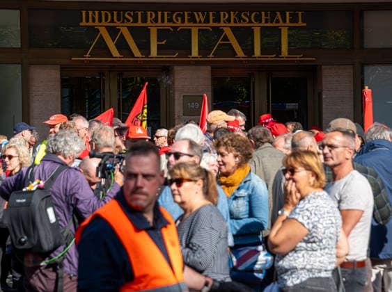Sozialproteste des DGB EUR, Deutschland, Berlin, 26.09.2026: Es reicht für Alle und Merz muss weg! - Plakate , Transparente, Sprüche gegen den Sozialabbau der Bundesregierung. Sozialleistungen kürzen, Bundesweite Sozialproteste des DGB und seiner Mitgliedsgewerkschaften unter dem Motto Hart verdient! Deine Arbeit.Deine Gesundheit. Deine Rente.