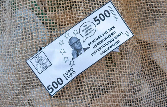 Sozialproteste des DGB EUR, Deutschland, Berlin, 26.09.2026: Es reicht für Alle und Merz muss weg! - Plakate , Transparente, Sprüche gegen den Sozialabbau der Bundesregierung. Sozialleistungen kürzen, Bundesweite Sozialproteste des DGB und seiner Mitgliedsgewerkschaften unter dem Motto Hart verdient! Deine Arbeit.Deine Gesundheit. Deine Rente.