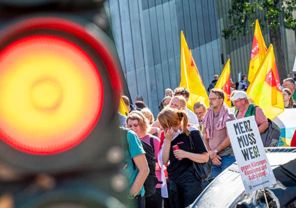 Sozialproteste des DGB EUR, Deutschland, Berlin, 26.09.2026: Es reicht für Alle und Merz muss weg! - Plakate , Transparente, Sprüche gegen den Sozialabbau der Bundesregierung. Sozialleistungen kürzen, Bundesweite Sozialproteste des DGB und seiner Mitgliedsgewerkschaften unter dem Motto Hart verdient! Deine Arbeit.Deine Gesundheit. Deine Rente.