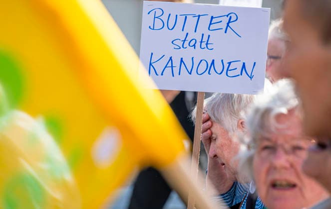 Sozialproteste des DGB EUR, Deutschland, Berlin, 26.09.2026: Rentner protestieren für Butter statt Kanonen - Es reicht für Alle und Merz muss weg! - Plakate , Transparente, Sprüche gegen den Sozialabbau der Bundesregierung. Sozialleistungen kürzen, Bundesweite Sozialproteste des DGB und seiner Mitgliedsgewerkschaften unter dem Motto Hart verdient! Deine Arbeit.Deine Gesundheit. Deine Rente.