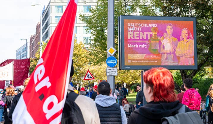 Sozialproteste des DGB EUR, Deutschland, Berlin, 26.09.2026: Es reicht für Alle und Merz muss weg! - Plakate , Transparente, Sprüche gegen den Sozialabbau der Bundesregierung. Sozialleistungen kürzen, Bundesweite Sozialproteste des DGB und seiner Mitgliedsgewerkschaften unter dem Motto Hart verdient! Deine Arbeit.Deine Gesundheit. Deine Rente.