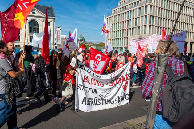 Sozialproteste des DGB EUR, Deutschland, Berlin, 26.09.2026: Es reicht für Alle und Merz muss weg! - Plakate , Transparente, Sprüche gegen den Sozialabbau der Bundesregierung. Sozialleistungen kürzen, Bundesweite Sozialproteste des DGB und seiner Mitgliedsgewerkschaften unter dem Motto Hart verdient! Deine Arbeit.Deine Gesundheit. Deine Rente.