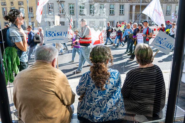 Sozialproteste des DGB EUR, Deutschland, Berlin, 26.09.2026:Ältere Generation fordert Abrüstung - Sitzen in einer BVG Haltestelle. Es reicht für Alle und Merz muss weg! - Plakate , Transparente, Sprüche gegen den Sozialabbau der Bundesregierung. Sozialleistungen kürzen, Bundesweite Sozialproteste des DGB und seiner Mitgliedsgewerkschaften unter dem Motto Hart verdient! Deine Arbeit.Deine Gesundheit. Deine Rente.