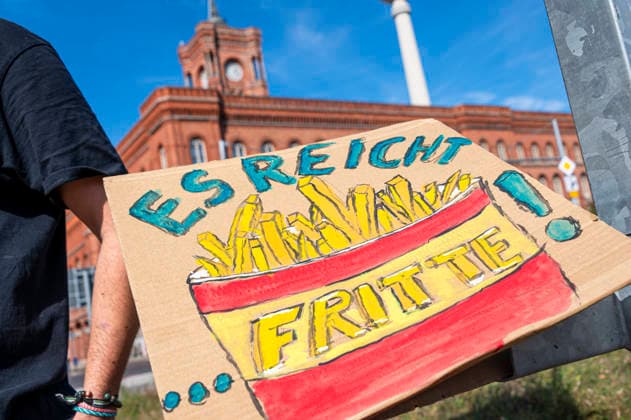 Sozialproteste des DGB EUR, Deutschland, Berlin, 26.09.2026: Es reicht für Alle und Merz muss weg! - Plakate , Transparente, Sprüche gegen den Sozialabbau der Bundesregierung. Sozialleistungen kürzen, Bundesweite Sozialproteste des DGB und seiner Mitgliedsgewerkschaften unter dem Motto Hart verdient! Deine Arbeit.Deine Gesundheit. Deine Rente.