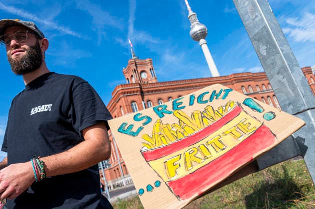 Sozialproteste des DGB EUR, Deutschland, Berlin, 26.09.2026: Es reicht für Alle und Merz muss weg! - Plakate , Transparente, Sprüche gegen den Sozialabbau der Bundesregierung. Sozialleistungen kürzen, Bundesweite Sozialproteste des DGB und seiner Mitgliedsgewerkschaften unter dem Motto Hart verdient! Deine Arbeit.Deine Gesundheit. Deine Rente.