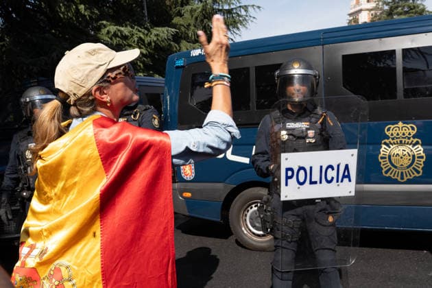 IPA88996449 - MADRID, SPAIN. SEPTEMBER 26, 2026. Demonstrators wave Spanish flags and hold banners during a protest in central Madrid against the government of Spanish Prime Minister Pedro Sanchez. The demonstration, organized by Sociedad Civil Espanola and supported by the Partido Popular (PP) and Vox, called for early general elections and criticized the government™s handling of the migration crisis in Ceuta. The march began at Plaza de Cibeles and ended in the Moncloa area. According to Madrid™s Government Delegation, approximately 20,000 people attended the demonstration.  Copyright: xFrancescoxMilitelloxMirtox xx IPA88996449