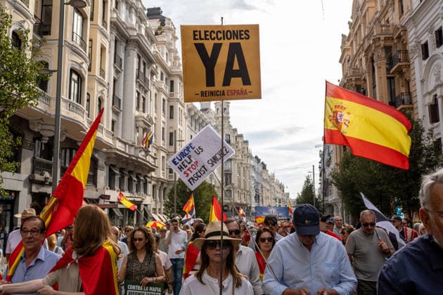 IPA88996398 - MADRID, SPAIN. SEPTEMBER 26, 2026. Demonstrators wave Spanish flags and hold banners during a protest in central Madrid against the government of Spanish Prime Minister Pedro Sanchez. The demonstration, organized by Sociedad Civil Espanola and supported by the Partido Popular (PP) and Vox, called for early general elections and criticized the government™s handling of the migration crisis in Ceuta. The march began at Plaza de Cibeles and ended in the Moncloa area. According to Madrid™s Government Delegation, approximately 20,000 people attended the demonstration.  Copyright: xFrancescoxMilitelloxMirtox xx IPA88996398