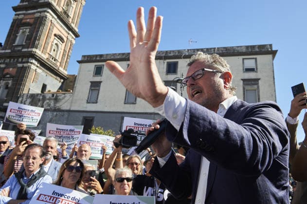 Protest over high gas prices and auto liability insurance in Italy NAPLES, ITALY - SEPTEMBER 26: Italy s member of the Chamber of Deputies, Francesco Emilio Borrelli holds a speech during a protest calling for more fairness in the auto liability insurance sector and concrete measures to address high gas prices in Naples, Italy, on September 26, 2026. In recent days, the national average price at the pump had reached 2.155 euros per litre for gasoline and 2.335 euros for diesel. On the highway network, prices had risen to 2.245 and 2.414 euros per litre, respectively, according to data from the Mimit Fuel Price Observatory. Eliano Imperato Anadolu Naples Italy. Editorial use only. Please get in touch for any other usage.  Copyright: x2026xAnadoluxElianoxImperatox