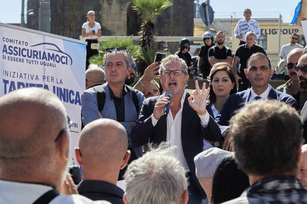 Protest over high gas prices and auto liability insurance in Italy NAPLES, ITALY - SEPTEMBER 26: Italy s member of the Chamber of Deputies, Francesco Emilio Borrelli holds a speech during a protest calling for more fairness in the auto liability insurance sector and concrete measures to address high gas prices in Naples, Italy, on September 26, 2026. In recent days, the national average price at the pump had reached 2.155 euros per litre for gasoline and 2.335 euros for diesel. On the highway network, prices had risen to 2.245 and 2.414 euros per litre, respectively, according to data from the Mimit Fuel Price Observatory. Eliano Imperato Anadolu Naples Italy. Editorial use only. Please get in touch for any other usage.  Copyright: x2026xAnadoluxElianoxImperatox