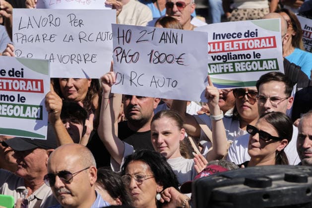 Protest over high gas prices and auto liability insurance in Italy NAPLES, ITALY - SEPTEMBER 26: People protest calling for more fairness in the auto liability insurance sector and concrete measures to address high gas prices in Naples, Italy, on September 26, 2026. In recent days, the national average price at the pump had reached 2.155 euros per litre for gasoline and 2.335 euros for diesel. On the highway network, prices had risen to 2.245 and 2.414 euros per litre, respectively, according to data from the Mimit Fuel Price Observatory. Eliano Imperato Anadolu Naples Italy. Editorial use only. Please get in touch for any other usage.  Copyright: x2026xAnadoluxElianoxImperatox