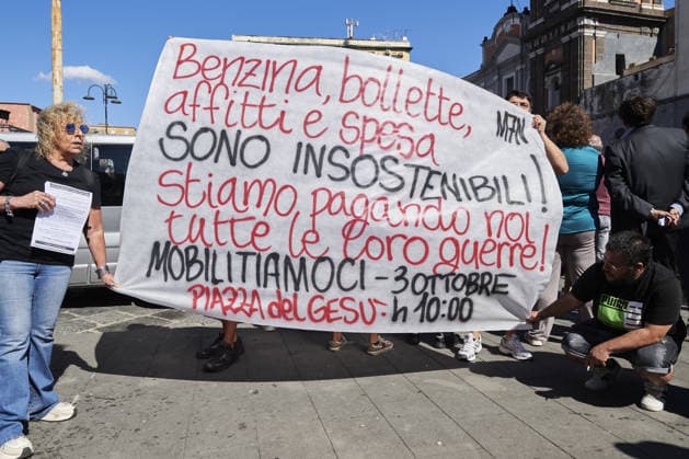 Protest over high gas prices and auto liability insurance in Italy NAPLES, ITALY - SEPTEMBER 26: People protest calling for more fairness in the auto liability insurance sector and concrete measures to address high gas prices in Naples, Italy, on September 26, 2026. In recent days, the national average price at the pump had reached 2.155 euros per litre for gasoline and 2.335 euros for diesel. On the highway network, prices had risen to 2.245 and 2.414 euros per litre, respectively, according to data from the Mimit Fuel Price Observatory. Eliano Imperato Anadolu Naples Italy. Editorial use only. Please get in touch for any other usage.  Copyright: x2026xAnadoluxElianoxImperatox