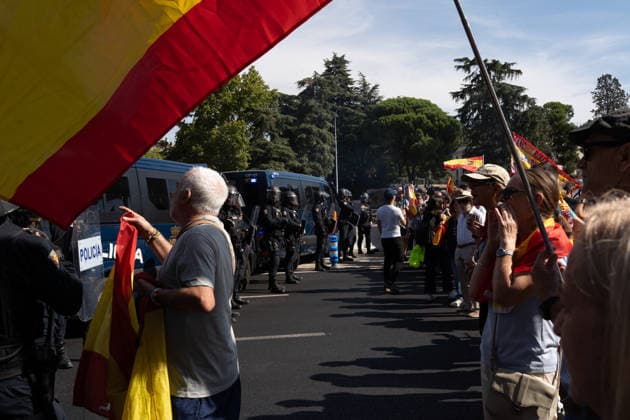 IPA88996442 - MADRID, SPAIN. SEPTEMBER 26, 2026. Demonstrators wave Spanish flags and hold banners during a protest in central Madrid against the government of Spanish Prime Minister Pedro Sanchez. The demonstration, organized by Sociedad Civil Espanola and supported by the Partido Popular (PP) and Vox, called for early general elections and criticized the government™s handling of the migration crisis in Ceuta. The march began at Plaza de Cibeles and ended in the Moncloa area. According to Madrid™s Government Delegation, approximately 20,000 people attended the demonstration.  Copyright: xFrancescoxMilitelloxMirtox xx IPA88996442