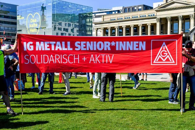 Deutschland, Baden-Wuerttemberg, Stuttgart 26.09.2026, Deutschland, GER, Baden-Wuerttemberg, Stuttgart, im Bild Themenbild, Kundgebung, Schlossplatz in Stuttgart, Hart verdient, Deine Arbeit, Deine Gesundheit, Deine Rente, Abbau sozialer Leistungen, Demonstration Stuttgart, Demo Stuttgart, Stuttgart Demonstration, Stuttgart Demo heute, Demonstration Stuttgart heute, Demo 26.09.2026, Demonstration 26.09.2026, Protest Stuttgart, Proteste, Stuttgart, Kundgebung, Stuttgart, Schlossplatz Stuttgart, Demo, Schlossplatz, Stuttgart, Baden-Württemberg, Deutschland, Sozialabbau, gegen Sozialabbau, Protest gegen Sozialabbau, Demo gegen Sozialabbau, Sozialstaat, Sozialstaat schützen, Sozialstaat verteidigen, soziale Gerechtigkeit, soziale Sicherheit, Deutschland, Baden-Wuerttemberg, Stuttgart, Demo, 26.09.2026-21