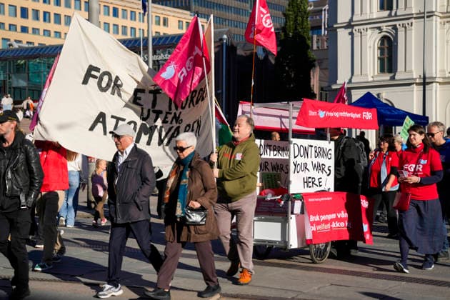 Felles aksjonsdag mot USA-baser i Norden Oslo 20260926. Freds- og solidaritetsorganisasjoner pa Jernbanetorget mot amerikanske militaerbaser i Norden lordag. Andre demonstrasjoner pagar bland annet Trondheim, Bergen og Tromso. Foto: Javad M. Parsa NTB Oslo Norge fsOjiT6nBOc EDITORIAL USE ONLY Ref:_POLfsOjiT6nBOc.jpg Copyright: xJavadxM.xParsax xNTBx