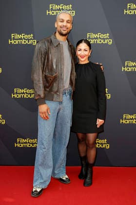 Charles Booz Jakob und Tülin Sezgin bei der Premiere der ZDFneo-Serie Nine to Five - Das Amt auf dem 34. Filmfest Hamburg 2026 im Cinemaxx Dammtor. Hamburg, 26.09.2026