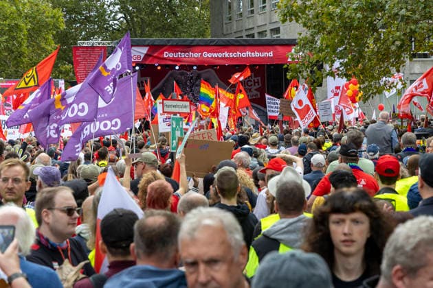 Essen, Bundesweiter Aktionstag des DGB. 26.09.2026, EU, DEU, Deutschland, Nordrhein-Westfalen, Essen: der Deutsche Gewerkschaftsbund und seine Mitgliedsgewerkschaften hatten unter dem Motto Hart verdient! Deine Arbeit. Deine Gesundheit. Deine Rente. zu einem bundesweiten Aktionstag aufgerufen. In 15 Großstädten fanden Kundgebungen statt. Dabei wurde für einen starken Sozialstaat, sichere Arbeitsplätze, gute Arbeitsbedingungen und den Schutz von Arbeitnehmerrechten demonstriert. Die Demonstration startete an der Altendorfer Straße, zog durch die Innenstadt und endete mit einer Kundgebung auf dem Burgplatz. In Essen nahmen ca. 15.000 Personen teil. Bundesweit ca. 175.000 Menschen. EU, DEU, Germany, North Rhine-Westphalia, Essen: The