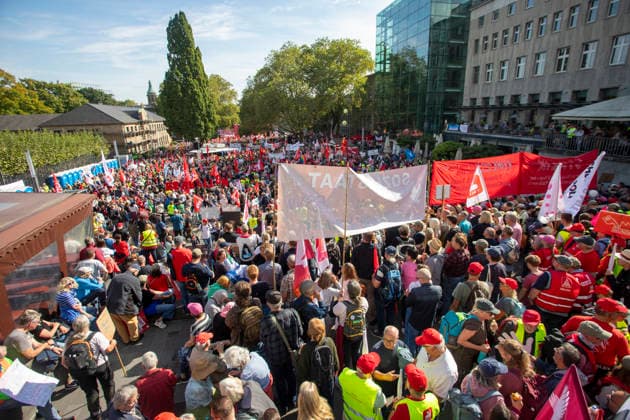 Essen, Bundesweiter Aktionstag des DGB. 26.09.2026, EU, DEU, Deutschland, Nordrhein-Westfalen, Essen: der Deutsche Gewerkschaftsbund und seine Mitgliedsgewerkschaften hatten unter dem Motto Hart verdient! Deine Arbeit. Deine Gesundheit. Deine Rente. zu einem bundesweiten Aktionstag aufgerufen. In 15 Großstädten fanden Kundgebungen statt. Dabei wurde für einen starken Sozialstaat, sichere Arbeitsplätze, gute Arbeitsbedingungen und den Schutz von Arbeitnehmerrechten demonstriert. Die Demonstration startete an der Altendorfer Straße, zog durch die Innenstadt und endete mit einer Kundgebung auf dem Burgplatz. In Essen nahmen ca. 15.000 Personen teil. Bundesweit ca. 175.000 Menschen. EU, DEU, Germany, North Rhine-Westphalia, Essen: The