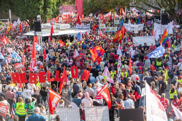 Essen, Bundesweiter Aktionstag des DGB. 26.09.2026, EU, DEU, Deutschland, Nordrhein-Westfalen, Essen: der Deutsche Gewerkschaftsbund und seine Mitgliedsgewerkschaften hatten unter dem Motto Hart verdient! Deine Arbeit. Deine Gesundheit. Deine Rente. zu einem bundesweiten Aktionstag aufgerufen. In 15 Großstädten fanden Kundgebungen statt. Dabei wurde für einen starken Sozialstaat, sichere Arbeitsplätze, gute Arbeitsbedingungen und den Schutz von Arbeitnehmerrechten demonstriert. Die Demonstration startete an der Altendorfer Straße, zog durch die Innenstadt und endete mit einer Kundgebung auf dem Burgplatz. In Essen nahmen ca. 15.000 Personen teil. Bundesweit ca. 175.000 Menschen. EU, DEU, Germany, North Rhine-Westphalia, Essen: The