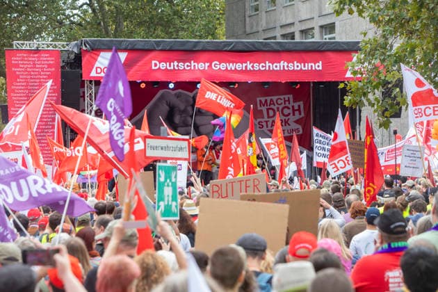 Essen, Bundesweiter Aktionstag des DGB. 26.09.2026, EU, DEU, Deutschland, Nordrhein-Westfalen, Essen: der Deutsche Gewerkschaftsbund und seine Mitgliedsgewerkschaften hatten unter dem Motto Hart verdient! Deine Arbeit. Deine Gesundheit. Deine Rente. zu einem bundesweiten Aktionstag aufgerufen. In 15 Großstädten fanden Kundgebungen statt. Dabei wurde für einen starken Sozialstaat, sichere Arbeitsplätze, gute Arbeitsbedingungen und den Schutz von Arbeitnehmerrechten demonstriert. Die Demonstration startete an der Altendorfer Straße, zog durch die Innenstadt und endete mit einer Kundgebung auf dem Burgplatz. In Essen nahmen ca. 15.000 Personen teil. Bundesweit ca. 175.000 Menschen. EU, DEU, Germany, North Rhine-Westphalia, Essen: The