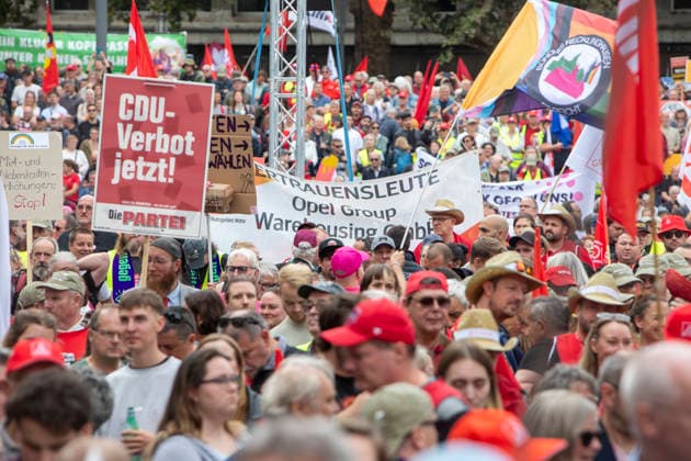Essen, Bundesweiter Aktionstag des DGB. 26.09.2026, EU, DEU, Deutschland, Nordrhein-Westfalen, Essen: der Deutsche Gewerkschaftsbund und seine Mitgliedsgewerkschaften hatten unter dem Motto Hart verdient! Deine Arbeit. Deine Gesundheit. Deine Rente. zu einem bundesweiten Aktionstag aufgerufen. In 15 Großstädten fanden Kundgebungen statt. Dabei wurde für einen starken Sozialstaat, sichere Arbeitsplätze, gute Arbeitsbedingungen und den Schutz von Arbeitnehmerrechten demonstriert. Die Demonstration startete an der Altendorfer Straße, zog durch die Innenstadt und endete mit einer Kundgebung auf dem Burgplatz. In Essen nahmen ca. 15.000 Personen teil. Bundesweit ca. 175.000 Menschen. EU, DEU, Germany, North Rhine-Westphalia, Essen: The