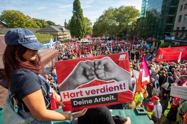 Essen, Bundesweiter Aktionstag des DGB. 26.09.2026, EU, DEU, Deutschland, Nordrhein-Westfalen, Essen: der Deutsche Gewerkschaftsbund und seine Mitgliedsgewerkschaften hatten unter dem Motto Hart verdient! Deine Arbeit. Deine Gesundheit. Deine Rente. zu einem bundesweiten Aktionstag aufgerufen. In 15 Großstädten fanden Kundgebungen statt. Dabei wurde für einen starken Sozialstaat, sichere Arbeitsplätze, gute Arbeitsbedingungen und den Schutz von Arbeitnehmerrechten demonstriert. Die Demonstration startete an der Altendorfer Straße, zog durch die Innenstadt und endete mit einer Kundgebung auf dem Burgplatz. In Essen nahmen ca. 15.000 Personen teil. Bundesweit ca. 175.000 Menschen. EU, DEU, Germany, North Rhine-Westphalia, Essen: The