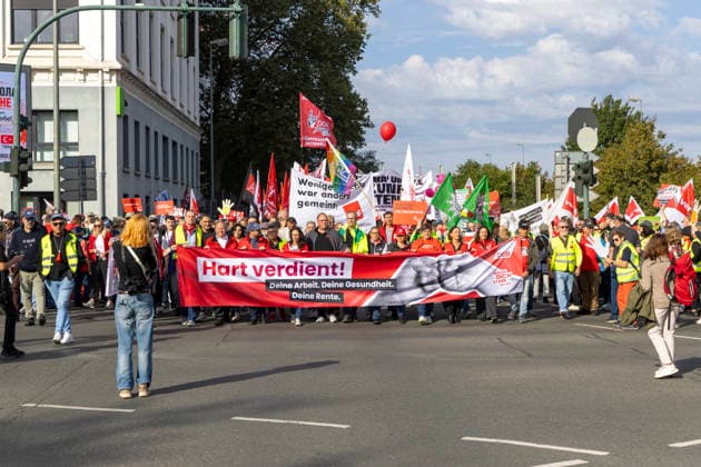 Essen, Bundesweiter Aktionstag des DGB. 26.09.2026, EU, DEU, Deutschland, Nordrhein-Westfalen, Essen: der Deutsche Gewerkschaftsbund und seine Mitgliedsgewerkschaften hatten unter dem Motto Hart verdient! Deine Arbeit. Deine Gesundheit. Deine Rente. zu einem bundesweiten Aktionstag aufgerufen. In 15 Großstädten fanden Kundgebungen statt. Dabei wurde für einen starken Sozialstaat, sichere Arbeitsplätze, gute Arbeitsbedingungen und den Schutz von Arbeitnehmerrechten demonstriert. Die Demonstration startete an der Altendorfer Straße, zog durch die Innenstadt und endete mit einer Kundgebung auf dem Burgplatz. In Essen nahmen ca. 15.000 Personen teil. Bundesweit ca. 175.000 Menschen. EU, DEU, Germany, North Rhine-Westphalia, Essen: The