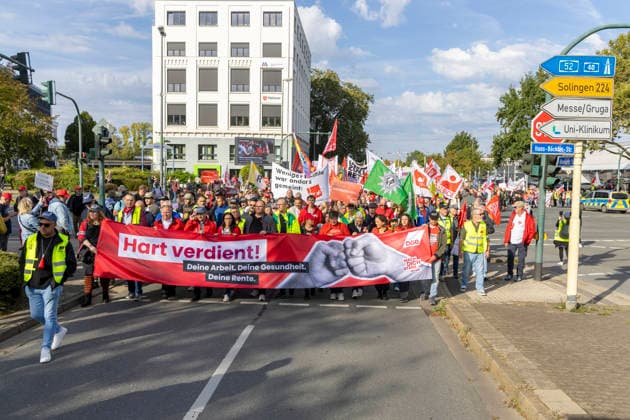Essen, Bundesweiter Aktionstag des DGB. 26.09.2026, EU, DEU, Deutschland, Nordrhein-Westfalen, Essen: der Deutsche Gewerkschaftsbund und seine Mitgliedsgewerkschaften hatten unter dem Motto Hart verdient! Deine Arbeit. Deine Gesundheit. Deine Rente. zu einem bundesweiten Aktionstag aufgerufen. In 15 Großstädten fanden Kundgebungen statt. Dabei wurde für einen starken Sozialstaat, sichere Arbeitsplätze, gute Arbeitsbedingungen und den Schutz von Arbeitnehmerrechten demonstriert. Die Demonstration startete an der Altendorfer Straße, zog durch die Innenstadt und endete mit einer Kundgebung auf dem Burgplatz. In Essen nahmen ca. 15.000 Personen teil. Bundesweit ca. 175.000 Menschen. EU, DEU, Germany, North Rhine-Westphalia, Essen: The