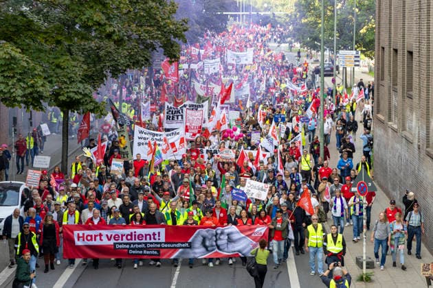 Essen, Bundesweiter Aktionstag des DGB. 26.09.2026, EU, DEU, Deutschland, Nordrhein-Westfalen, Essen: der Deutsche Gewerkschaftsbund und seine Mitgliedsgewerkschaften hatten unter dem Motto Hart verdient! Deine Arbeit. Deine Gesundheit. Deine Rente. zu einem bundesweiten Aktionstag aufgerufen. In 15 Großstädten fanden Kundgebungen statt. Dabei wurde für einen starken Sozialstaat, sichere Arbeitsplätze, gute Arbeitsbedingungen und den Schutz von Arbeitnehmerrechten demonstriert. Die Demonstration startete an der Altendorfer Straße, zog durch die Innenstadt und endete mit einer Kundgebung auf dem Burgplatz. In Essen nahmen ca. 15.000 Personen teil. Bundesweit ca. 175.000 Menschen. EU, DEU, Germany, North Rhine-Westphalia, Essen: The
