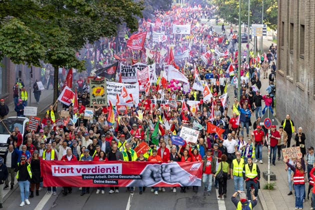 Essen, Bundesweiter Aktionstag des DGB. 26.09.2026, EU, DEU, Deutschland, Nordrhein-Westfalen, Essen: der Deutsche Gewerkschaftsbund und seine Mitgliedsgewerkschaften hatten unter dem Motto Hart verdient! Deine Arbeit. Deine Gesundheit. Deine Rente. zu einem bundesweiten Aktionstag aufgerufen. In 15 Großstädten fanden Kundgebungen statt. Dabei wurde für einen starken Sozialstaat, sichere Arbeitsplätze, gute Arbeitsbedingungen und den Schutz von Arbeitnehmerrechten demonstriert. Die Demonstration startete an der Altendorfer Straße, zog durch die Innenstadt und endete mit einer Kundgebung auf dem Burgplatz. In Essen nahmen ca. 15.000 Personen teil. Bundesweit ca. 175.000 Menschen. EU, DEU, Germany, North Rhine-Westphalia, Essen: The