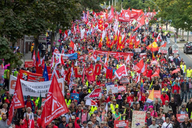 Essen, Bundesweiter Aktionstag des DGB. 26.09.2026, EU, DEU, Deutschland, Nordrhein-Westfalen, Essen: der Deutsche Gewerkschaftsbund und seine Mitgliedsgewerkschaften hatten unter dem Motto Hart verdient! Deine Arbeit. Deine Gesundheit. Deine Rente. zu einem bundesweiten Aktionstag aufgerufen. In 15 Großstädten fanden Kundgebungen statt. Dabei wurde für einen starken Sozialstaat, sichere Arbeitsplätze, gute Arbeitsbedingungen und den Schutz von Arbeitnehmerrechten demonstriert. Die Demonstration startete an der Altendorfer Straße, zog durch die Innenstadt und endete mit einer Kundgebung auf dem Burgplatz. In Essen nahmen ca. 15.000 Personen teil. Bundesweit ca. 175.000 Menschen. EU, DEU, Germany, North Rhine-Westphalia, Essen: The