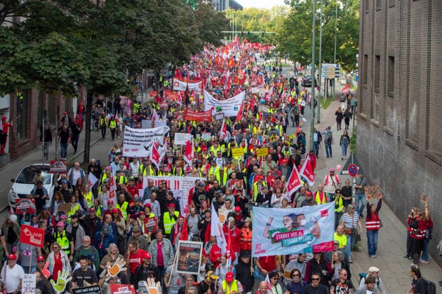 Essen, Bundesweiter Aktionstag des DGB. 26.09.2026, EU, DEU, Deutschland, Nordrhein-Westfalen, Essen: der Deutsche Gewerkschaftsbund und seine Mitgliedsgewerkschaften hatten unter dem Motto Hart verdient! Deine Arbeit. Deine Gesundheit. Deine Rente. zu einem bundesweiten Aktionstag aufgerufen. In 15 Großstädten fanden Kundgebungen statt. Dabei wurde für einen starken Sozialstaat, sichere Arbeitsplätze, gute Arbeitsbedingungen und den Schutz von Arbeitnehmerrechten demonstriert. Die Demonstration startete an der Altendorfer Straße, zog durch die Innenstadt und endete mit einer Kundgebung auf dem Burgplatz. In Essen nahmen ca. 15.000 Personen teil. Bundesweit ca. 175.000 Menschen. EU, DEU, Germany, North Rhine-Westphalia, Essen: The