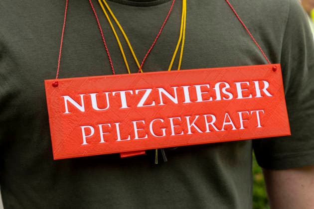 Essen, Bundesweiter Aktionstag des DGB. 26.09.2026, EU, DEU, Deutschland, Nordrhein-Westfalen, Essen: der Deutsche Gewerkschaftsbund und seine Mitgliedsgewerkschaften hatten unter dem Motto Hart verdient! Deine Arbeit. Deine Gesundheit. Deine Rente. zu einem bundesweiten Aktionstag aufgerufen. In 15 Großstädten fanden Kundgebungen statt. Dabei wurde für einen starken Sozialstaat, sichere Arbeitsplätze, gute Arbeitsbedingungen und den Schutz von Arbeitnehmerrechten demonstriert. Die Demonstration startete an der Altendorfer Straße, zog durch die Innenstadt und endete mit einer Kundgebung auf dem Burgplatz. In Essen nahmen ca. 15.000 Personen teil. Bundesweit ca. 175.000 Menschen. EU, DEU, Germany, North Rhine-Westphalia, Essen: The