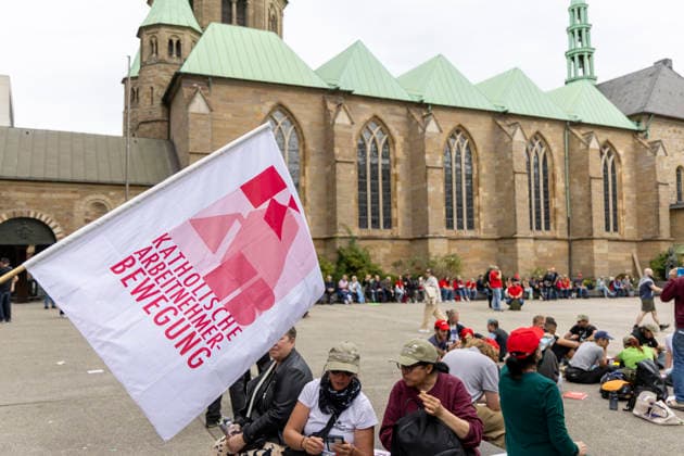 Essen, Bundesweiter Aktionstag des DGB. 26.09.2026, EU, DEU, Deutschland, Nordrhein-Westfalen, Essen: der Deutsche Gewerkschaftsbund und seine Mitgliedsgewerkschaften hatten unter dem Motto Hart verdient! Deine Arbeit. Deine Gesundheit. Deine Rente. zu einem bundesweiten Aktionstag aufgerufen. In 15 Großstädten fanden Kundgebungen statt. Dabei wurde für einen starken Sozialstaat, sichere Arbeitsplätze, gute Arbeitsbedingungen und den Schutz von Arbeitnehmerrechten demonstriert. Die Demonstration startete an der Altendorfer Straße, zog durch die Innenstadt und endete mit einer Kundgebung auf dem Burgplatz. In Essen nahmen ca. 15.000 Personen teil. Bundesweit ca. 175.000 Menschen. EU, DEU, Germany, North Rhine-Westphalia, Essen: The